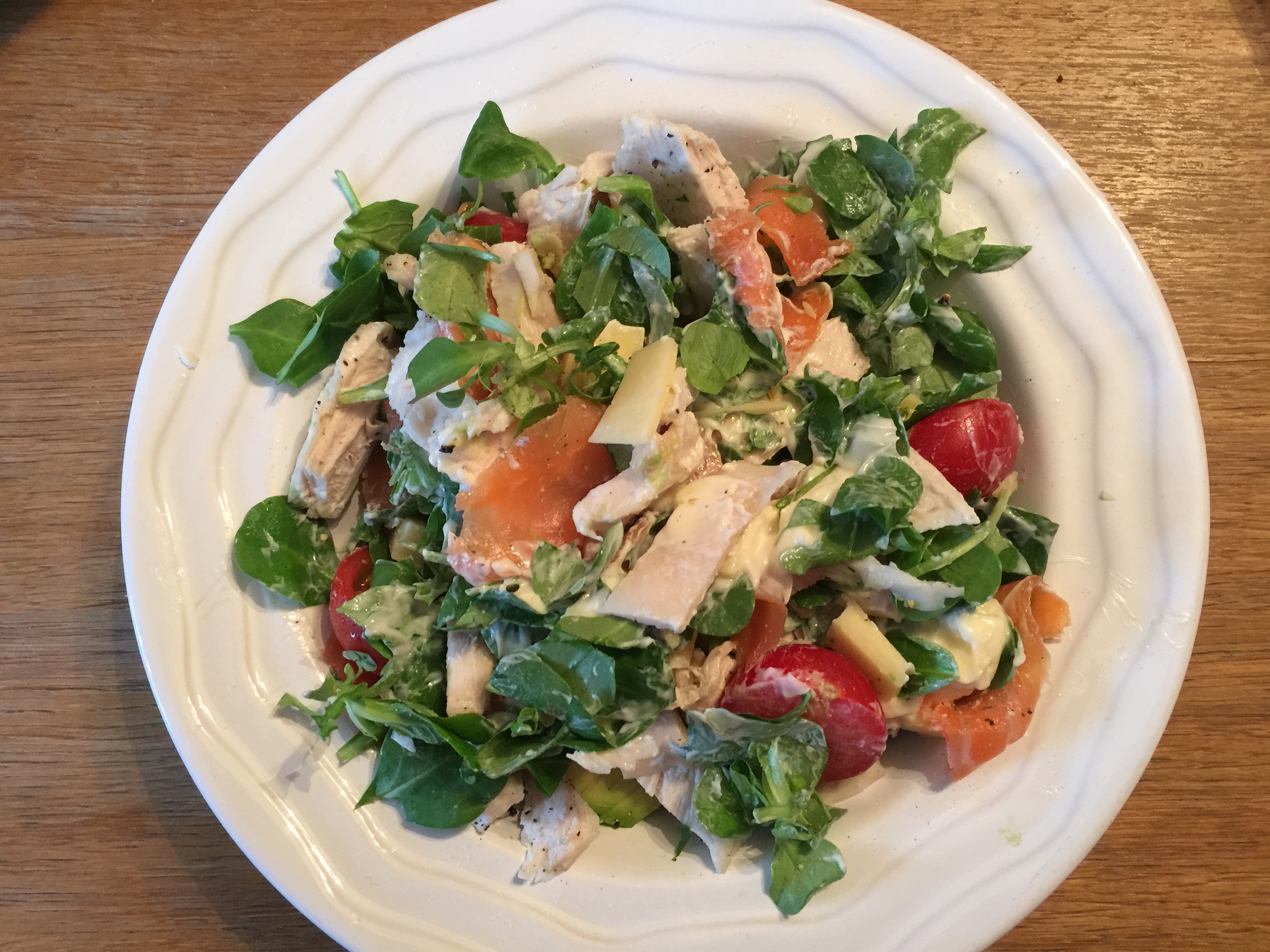 Chicken, salmon, cheese and avocado salad - Low Carb Hero